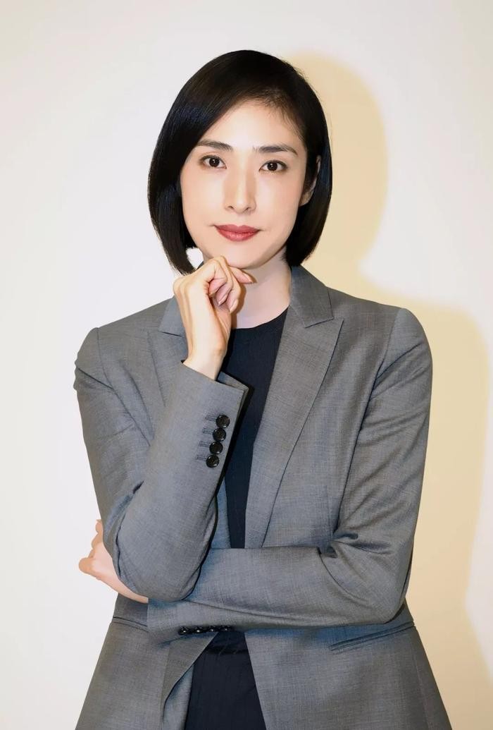 天海女王再次剪短发出演，收视率创年度开播最佳