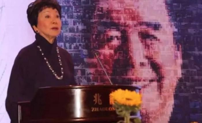 父亲比李嘉诚还有钱，她还精通7国语言，最后却嫁给了一个外国人