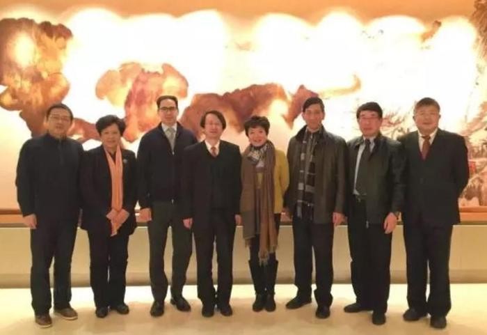 父亲比李嘉诚还有钱，她还精通7国语言，最后却嫁给了一个外国人