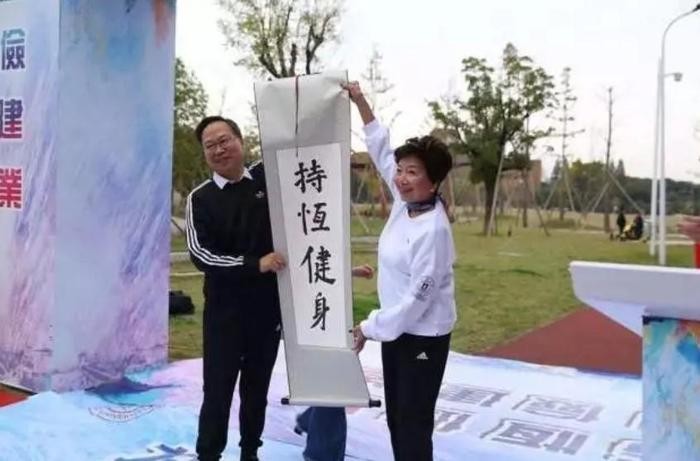 父亲比李嘉诚还有钱，她还精通7国语言，最后却嫁给了一个外国人