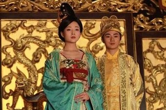 殷桃与邓超余少群的吻戏 主角对这些没什么感觉