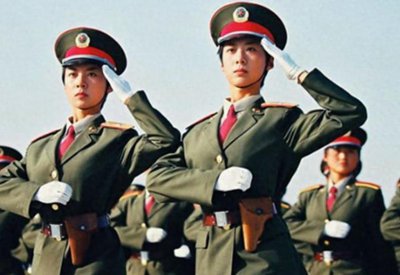 ​25年前，在阅兵仪式上“红遍中国”的双胞胎姐妹花，后来怎么样了