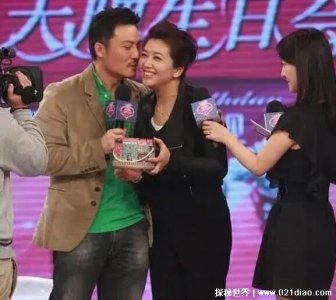 ​55岁江珊现任老公照片曝光，和张博的结婚照其实是假的