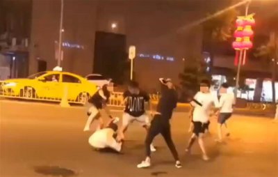​警方通报“男子西安街头被围殴”：事发两年前，违法人员均已被处理
