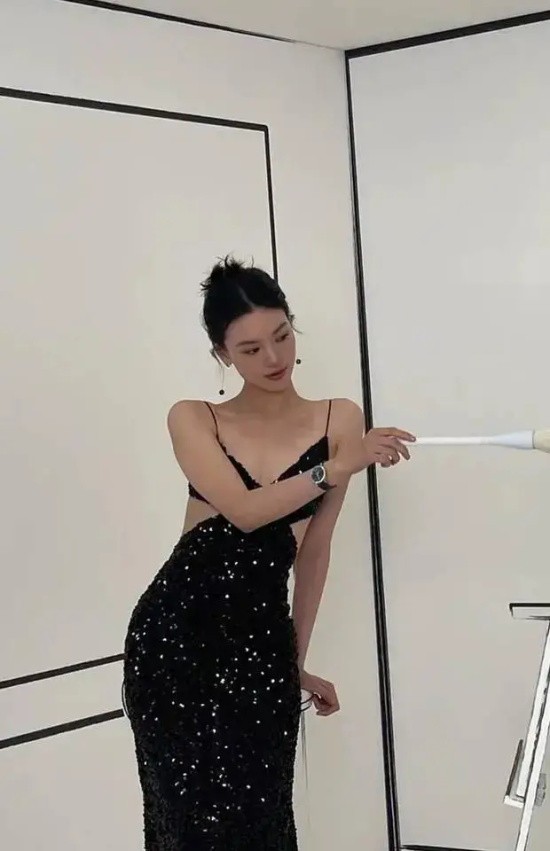 邱天性感吊带黑裙海边写真，裙子上的细闪仿佛美人鱼尾巴