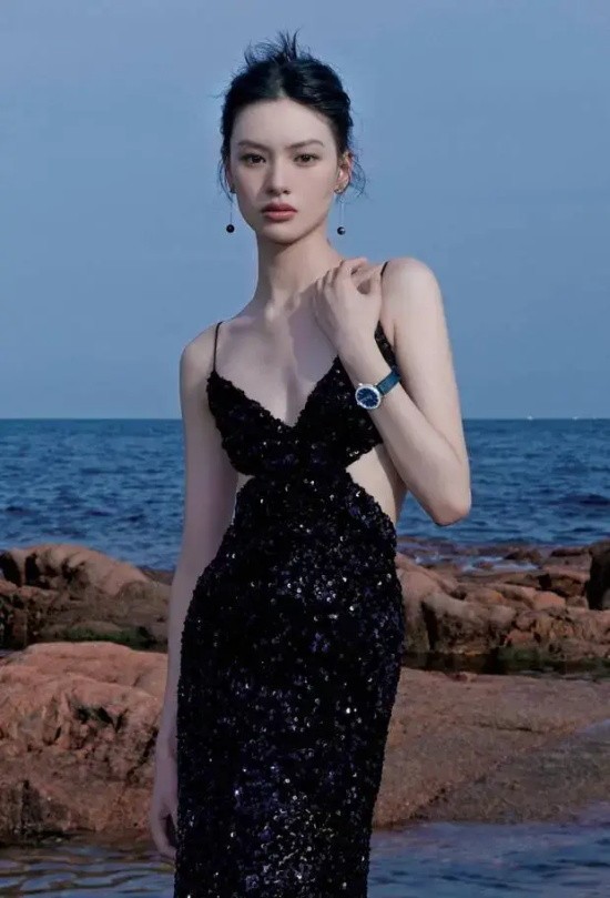 邱天性感吊带黑裙海边写真，裙子上的细闪仿佛美人鱼尾巴