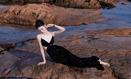 邱天性感吊带黑裙海边写真，裙子上的细闪仿佛美人鱼尾巴