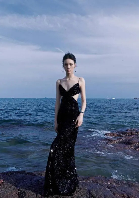 邱天性感吊带黑裙海边写真，裙子上的细闪仿佛美人鱼尾巴