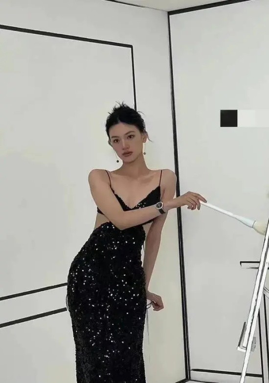 邱天性感吊带黑裙海边写真，裙子上的细闪仿佛美人鱼尾巴