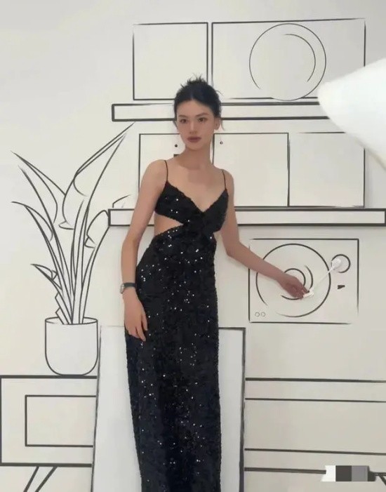 邱天性感吊带黑裙海边写真，裙子上的细闪仿佛美人鱼尾巴