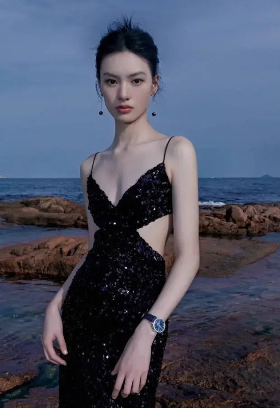 邱天性感吊带黑裙海边写真，裙子上的细闪仿佛美人鱼尾巴