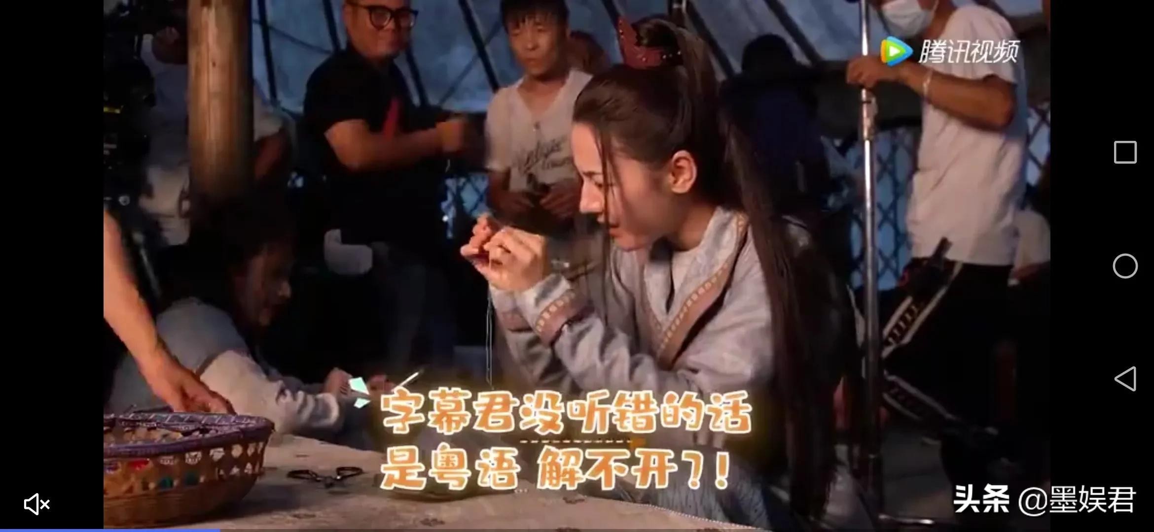 迪丽热巴片场秀针线活 