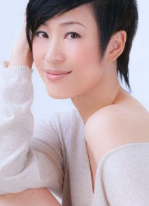 ​她选美出身 凭借韦小宝老婆成名 如今50岁风情依旧却单身