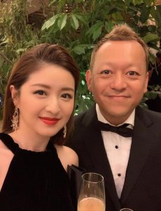 ​明艳动人！36岁前落选港姐徐菁遥牛奶肌白到发光，身材玲珑有致