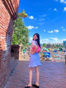 ​赵露思分享生活美照 笑容灿烂美腿纤细