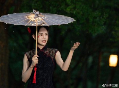 ​李若彤穿旗袍撑油纸伞 腰肢纤细好迷人