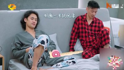 ​张晋袁弘同床显尴尬，与妻子们对比明显，此前联系方式都没有