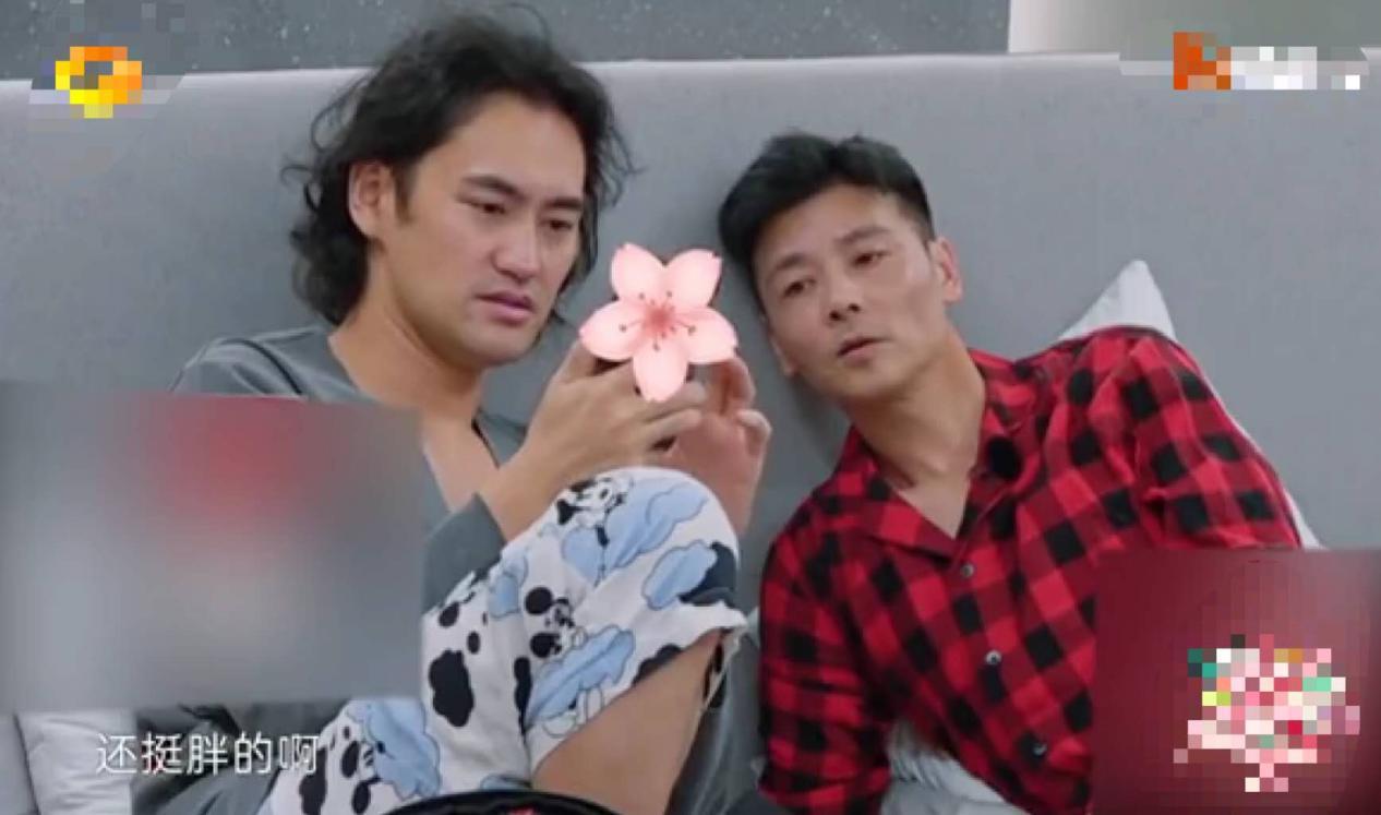 张晋袁弘同床显尴尬，与妻子们对比明显，此前联系方式都没有