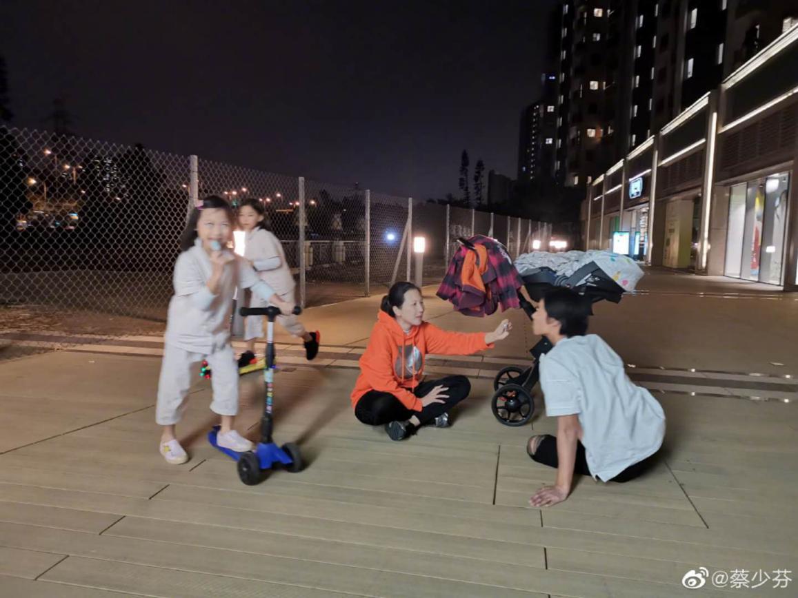 张晋袁弘同床显尴尬，与妻子们对比明显，此前联系方式都没有
