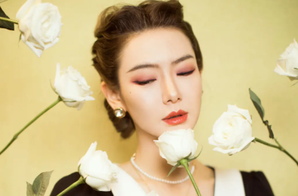 戚薇简介个人资料（“富婆”戚薇，古董香水收藏家，进口矿泉水冲奶粉，她是有何底气）
