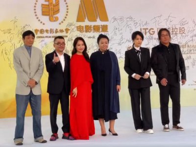 ​张艺谋 39 岁大女儿走红毯！穿红裙身材略显臃肿，撩头发气场强大