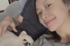 徐静蕾罕见晒照秀恩爱，倚靠男友黄立行身旁心情大好