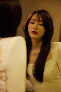 ​唐嫣镜像写真优雅大气 着包臀连衣裙长发拂面红唇吸睛
