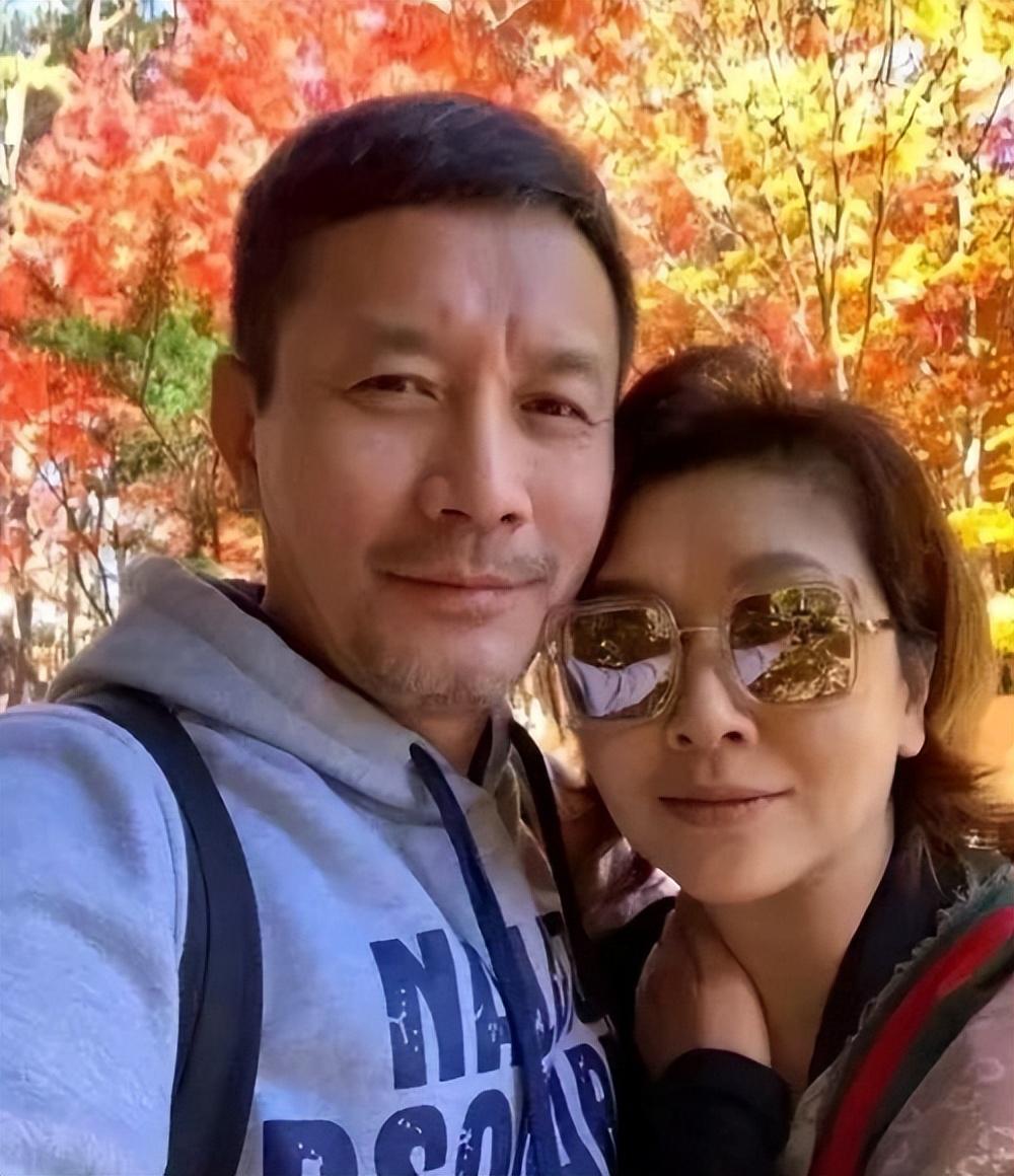 9岁从修车工转行做演员的田小洁，52岁公开认爱，终于娶到了女神江珊