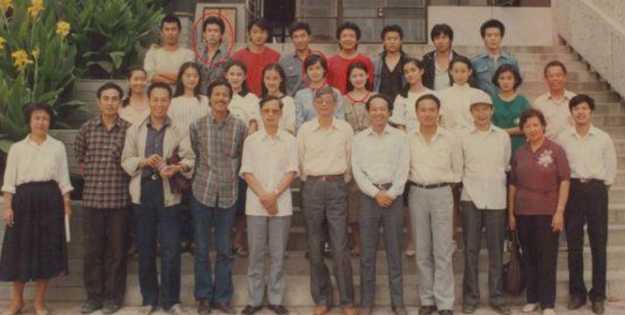 9岁从修车工转行做演员的田小洁，52岁公开认爱，终于娶到了女神江珊