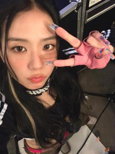 ​BLACKPINK金智秀脖子有肿块 粉丝担心其淋巴健康