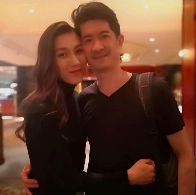 钟嘉欣老公jeremy资料（钟嘉欣晒与老公合影）