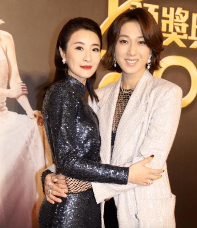 钟嘉欣老公jeremy资料（钟嘉欣晒与老公合影）