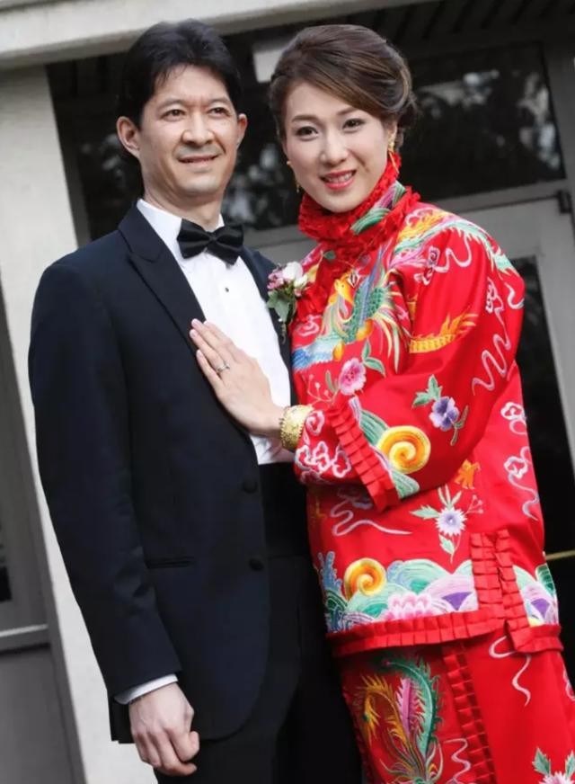 钟嘉欣老公jeremy资料（钟嘉欣晒与老公合影）