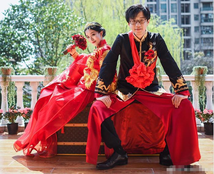 王思聪给酒神当伴郎，结婚现场送劳斯莱斯，校长侧颜帅出天际！