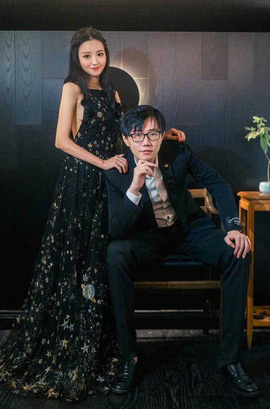王思聪给酒神当伴郎，结婚现场送劳斯莱斯，校长侧颜帅出天际！