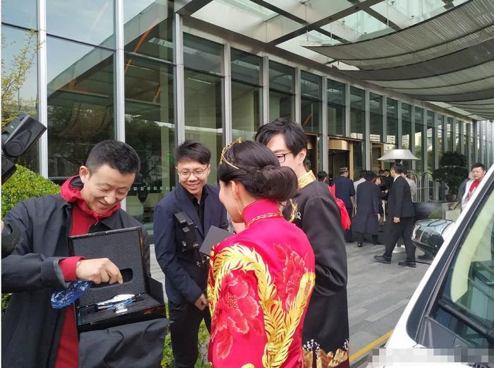 王思聪给酒神当伴郎，结婚现场送劳斯莱斯，校长侧颜帅出天际！