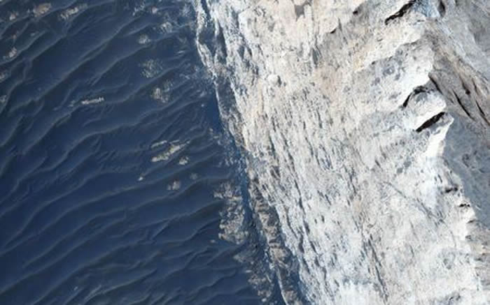 科学家用雷达探测发现火星极地冰层下有一个液态水湖泊