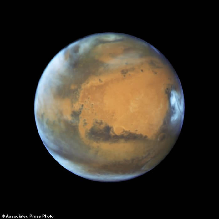 科学家用雷达探测发现火星极地冰层下有一个液态水湖泊