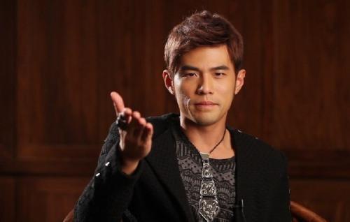 为什么说周杰伦戴假发 周杰伦头发真的秃顶了吗脱发到什么程度了