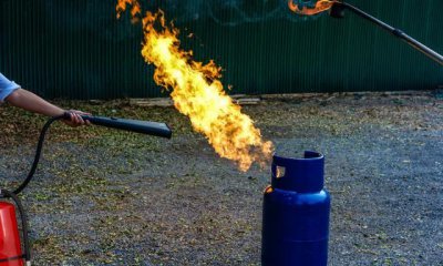 ​煤气罐着火了能泼水吗，往着火的液化气罐上浇水，火熄灭后就没事了吗？