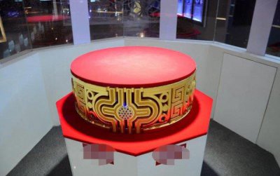 ​世界最大足金戒指：重达82千克，镶嵌76颗蓝宝石！