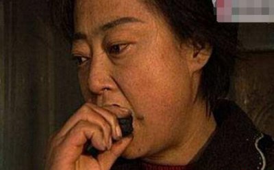 ​中国辽宁吃煤的女人，34年吃掉5000公斤的煤_异食症
