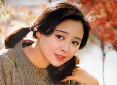 ​影后张瑜因影史初吻爆红，嫁名导却因学业离婚，如今境况如何？