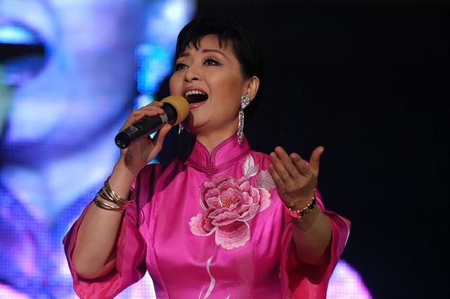 歌唱家殷秀梅今年多大年龄了（歌唱家殷秀梅二婚在飞机上）(11)