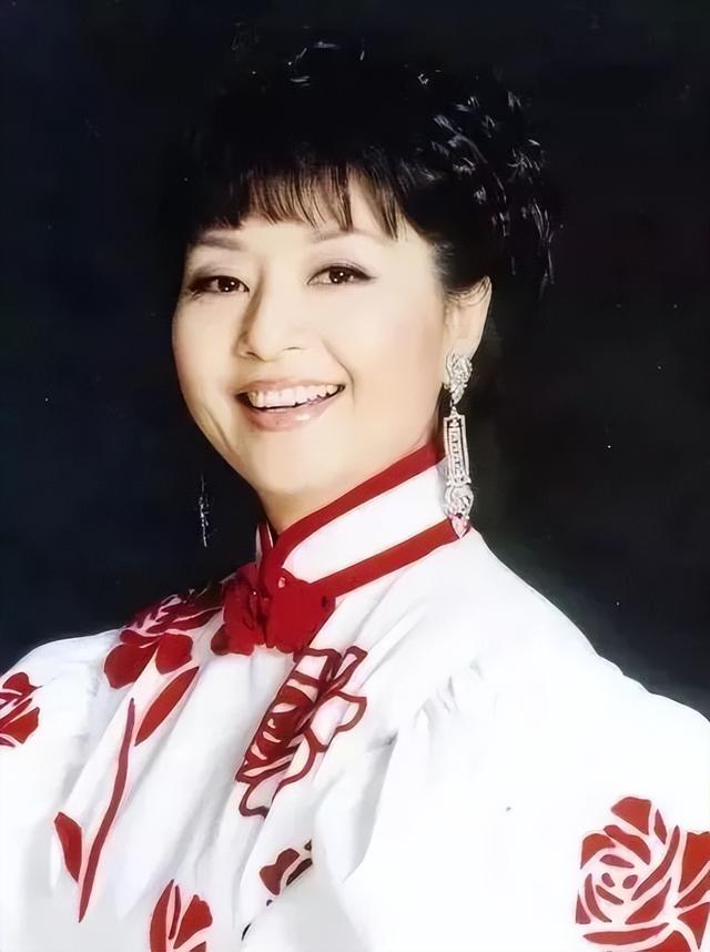 歌唱家殷秀梅今年多大年龄了（歌唱家殷秀梅二婚在飞机上）(1)