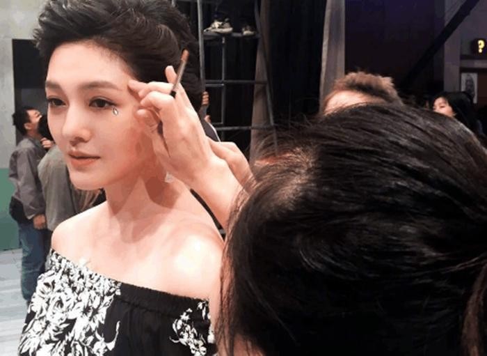 大S微博晒出后背纹身照, 网友: 这图案别有深意啊