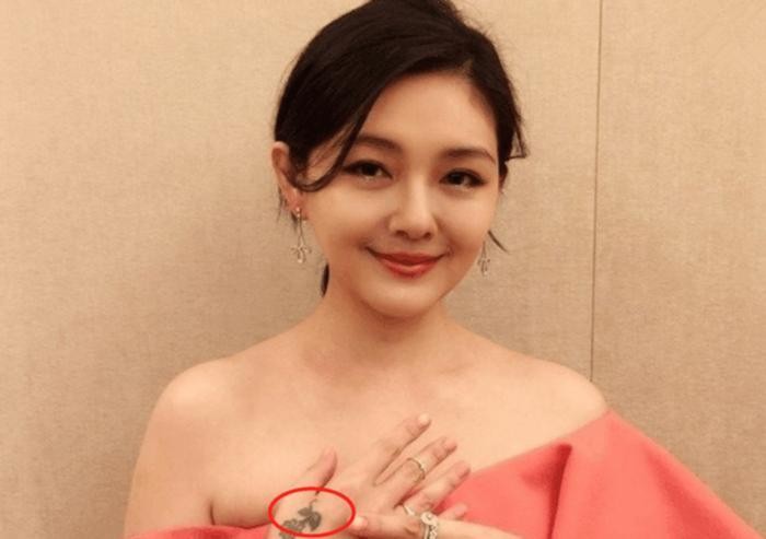 大S微博晒出后背纹身照, 网友: 这图案别有深意啊