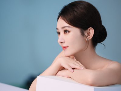 ​赵丽颖盘发穿吊带紫裙 眼神清澈笑容温柔
