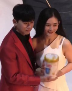 ​张杰谢娜合体现身拍广告 三女儿现场跑跑闹闹超可爱