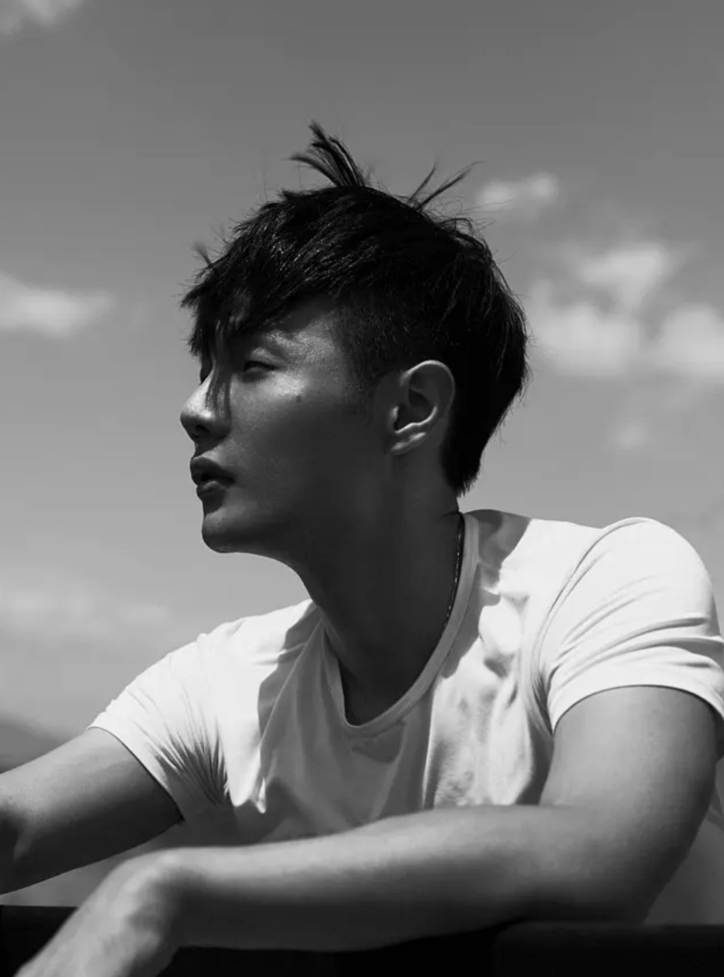 李荣浩个人资料简介 遭遇车祸，父亲去世，北漂10年，成名路太难了